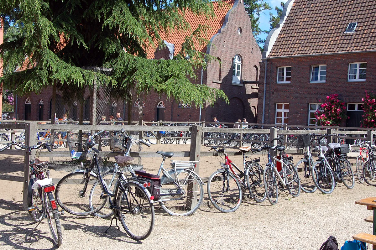 Fahrräder stehen im Innenhof von Schloss Bloemersheim